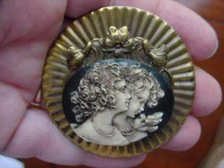 CM24 3) Girls Two SISTERS twins cameo brass PIN Pendant Jewelry 