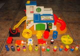   LITTLE PEOPLE PLAY FAMILY 937 1976 SESAME STREET CLUBHOUSE  