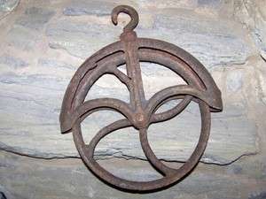 Old Antique LARGE Iron Barn rustic Well Pulley cast iron from the late 